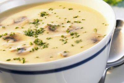 Будете кушать сразу двумя ложками: рецепт крем-супа с белыми грибами со сливками, луком и молодой картошкой