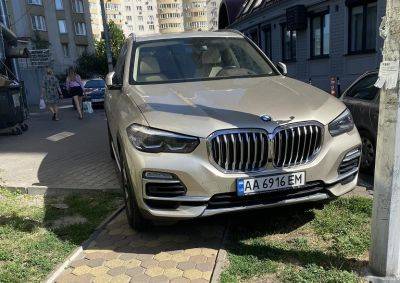 Герой парковки в Киеве перекрыл проход на дорожке к светофору