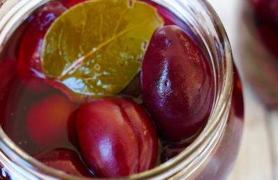 Все будут путать их с оливками: рецепт закусочных слив на зиму