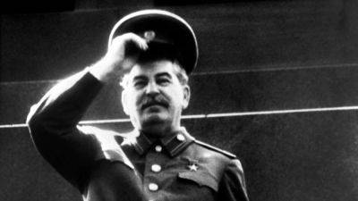 В Великих Луках открыли восьмиметровый памятник Сталину