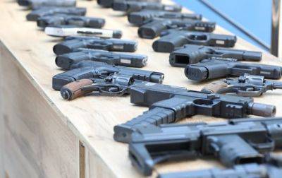 Полиция Майами передала украинским правоохранителям оружие