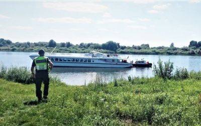 Литовские пограничники спасли 47 пассажиров со сломавшегося судна