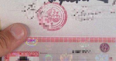 Пограничники поймали гражданина РФ с "ласково украинизированным" российским паспортом (фото)