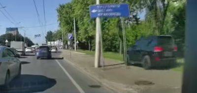 Во Львове водитель объехал пробку по тротуару - видео и реакция полиции