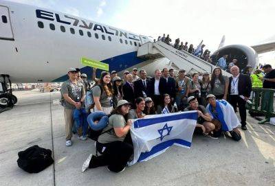 Израиль принял 215 новых репатриантов из США и Канады