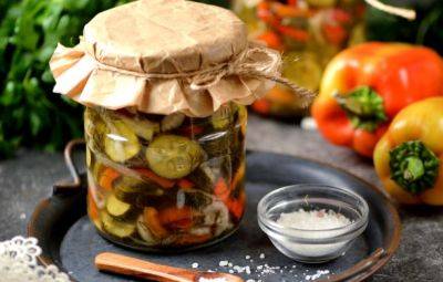 Это блюдо зимой разлетится в первую очередь: рецепт консервированного салата из огурцов и болгарского перца