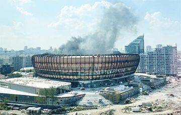 В центре Екатеринбурга загорелось здание ледовой арены