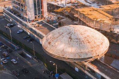 Дом летающая тарелка на Лыбидской - фото строительства НЛО в 1960-х годах и состояние в июле 2023 года