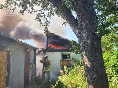 Россияне ударили по частному сектору: спасатели тушили пожар в Купянске (фото)