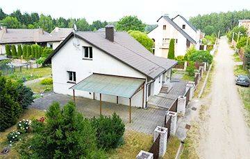 В респектабельной деревне под Минском продается необычный дом
