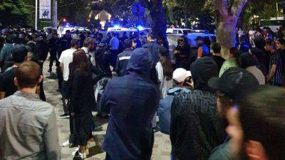 Массовые протесты в Дагестане – люди перекрыли дорогу и отбивают задержанных в полиции – видео