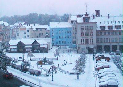 Запад Чехии засыпало снегом: видео