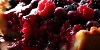 Влажный и пышный. Простой рецепт молочного пирога с ягодами: будете готовить до холодов - nv.ua - Украина