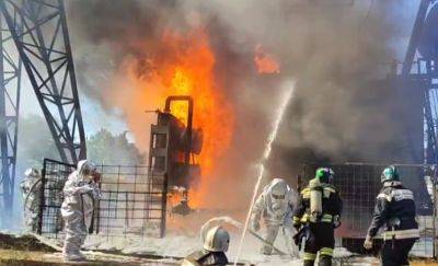 Пожарные ничего не могут сделать: в России произошел мощный пожар на оборонном заводе. Видео