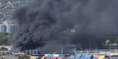 В грузовом терминале Новороссийска начался сильный пожар. Над городом поднимается дым — видео