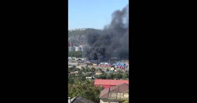 В российском порту в Новороссийске произошел масштабный пожар: слышны взрывы (фото, видео)