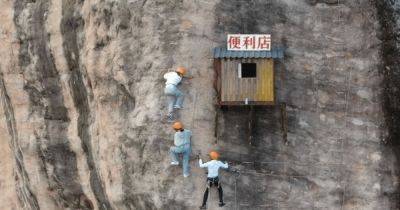 120 метров над землей: "самый неудобный магазин в мире" находится внутри скалы (фото)