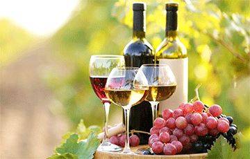 Как правильно держать бокалы с вином и шампанским: этикет вечеринок