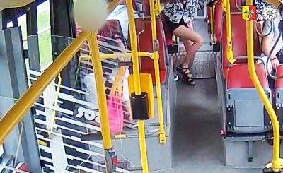 В Праге неизвестный домогался 14-летней школьницы в автобусе: видео