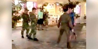 В Крыму оккупанты-«казаки» избивают пьяных российских туристов нагайками — видео