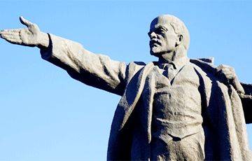 В Казахстане сбросили памятник Ленину