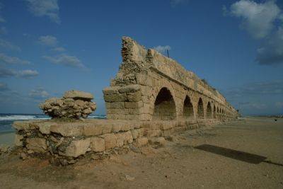 Юлий Цезарь - Рухнула арка акведука, построенного римскими легионерами в Кейсарии - news.israelinfo.co.il - Израиль - Палестина