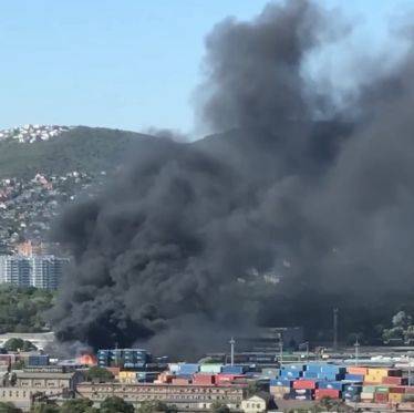 В Новороссийске вспыхнул мощный пожар в грузовом терминале: горят и взрываются бочки с горючим маслом - видео