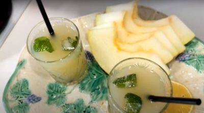 Готовьте сразу баклашками ибо выпьете все за раз: как приготовить ароматный лимонад из дыни