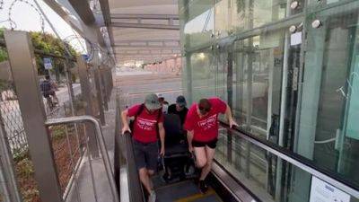 Инвалид застрял на экскалаторе метротрамвая