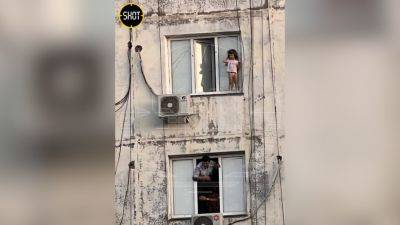 Вылезла в окно и уселась на подоконник: В Каспийске всем домом спасали кроху от падения с 9-го этажа