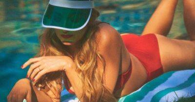 Блейк Лайвли в красном купальнике снялась для рекламного кампейна своего бренда