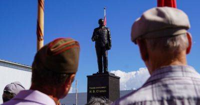 С благодарностью за "новомученников": в РФ освятили памятник Сталину (фото, видео)