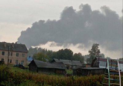 Мощный удар по российской авиабазе: дым стеной, часть бомбардировщиков срочно перегоняют