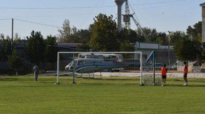 В Узбекистане во время футбольного матча на поле сел вертолет - dialog.tj - Узбекистан - Навоийской обл.