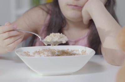 Любимый завтрак всех детей оказался опасным: названы самые вредные для здоровья каши