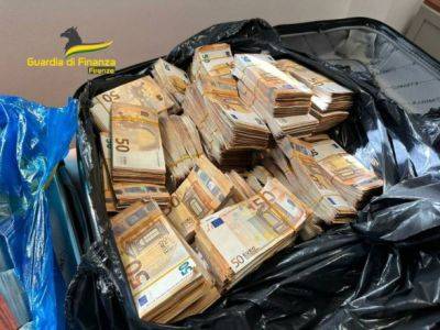 В Италии полицейский пес "вынюхал" 1 млн евро в багаже рейсового автобуса