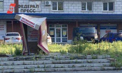 В Екатеринбурге снесли павильоны на остановках: вместо них теперь картонные коробки
