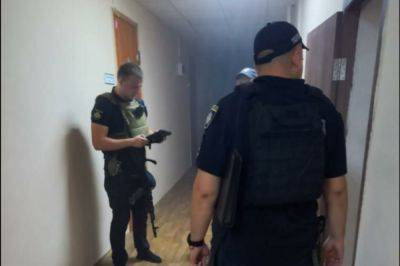 ЧП на Днепропетровщине: мужчина ворвался в здание ПФУ и взял заложницу, детали и фото с места