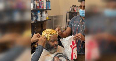 Прическа из лапши и чипсов: парикмахер "взорвал" соцсети необычными укладками (фото)