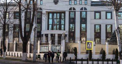 В Кишиневе водитель протаранил ворота посольства РФ на фоне отъезда российских дипломатов