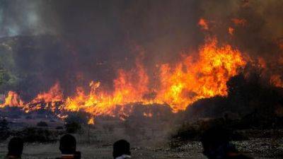 Премьер Греции пообещал бесплатный отдых туристам, эвакуированным из-за пожаров