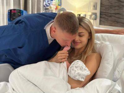 26-летний Зинченко во второй раз стал отцом и показал первое фото новорожденной дочери