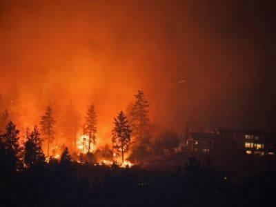 В Канаде из-за лесных пожаров должны эвакуировать 35 тысяч человек, стихия усиливается