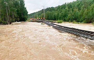 В Бурятии река прорвала дамбу: движение поездов по БАМ остановлено