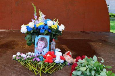 Удар по Чернигову 19 августа – люди несут цветы и игрушки – фото