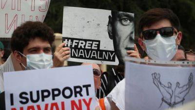 Сторонники Алексея Навального проводят акцию "Путин — убийца"