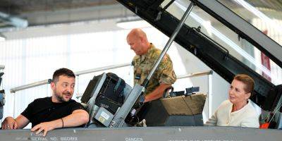 Почувствовал себя пилотом. Зеленский посидел в истребителях F-16 в Нидерландах и Дании — видео, фото