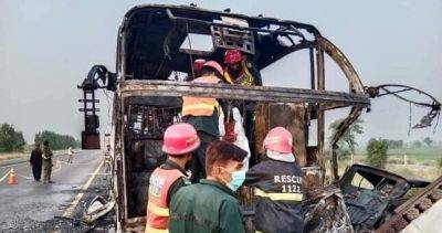 Двадцать человек погибли в результате возгорания автобуса в Пакистане
