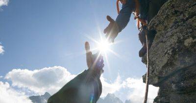 Спасатели Таджикистана спасли российских альпинистов в горах Памира