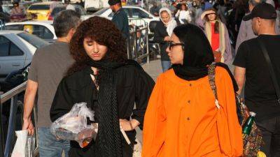 Аля Хаменеи - Амини Махсы - В Иране женщинам за отказ носить хиджаб будет грозить до 10 лет тюрьмы - svoboda.org - Иран
